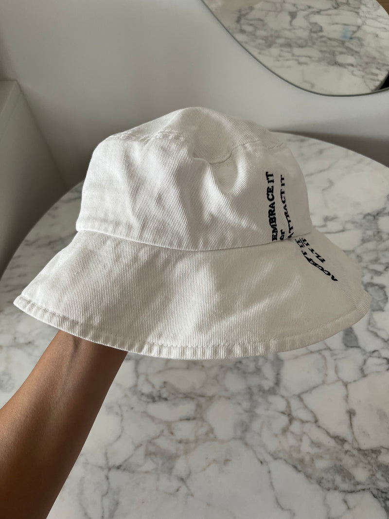 biały kapelusz
