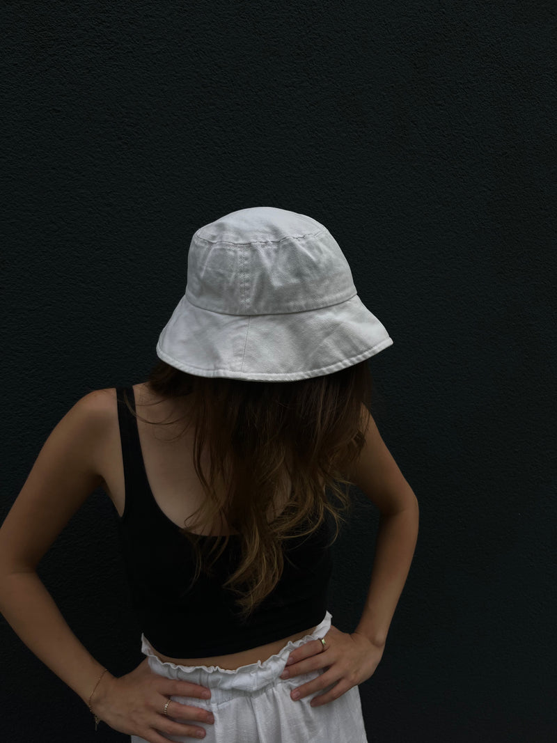 biały kapelusz