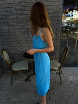 niebieska sukienka z odkrytymi plecami