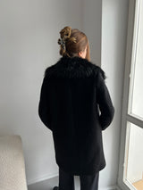 czarny płaszcz z futerkiem