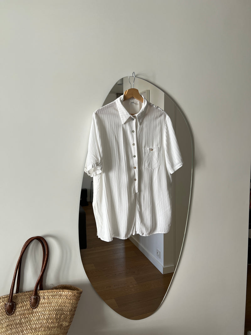 biała koszula z tłoczonego materiału