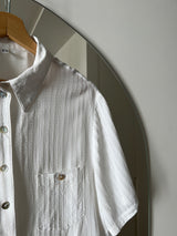 biała koszula z tłoczonego materiału