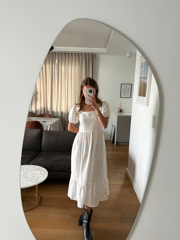 biała sukienka z bufiastymi rękawami