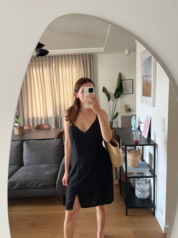 czarna sukienka z odkrytymi plecami