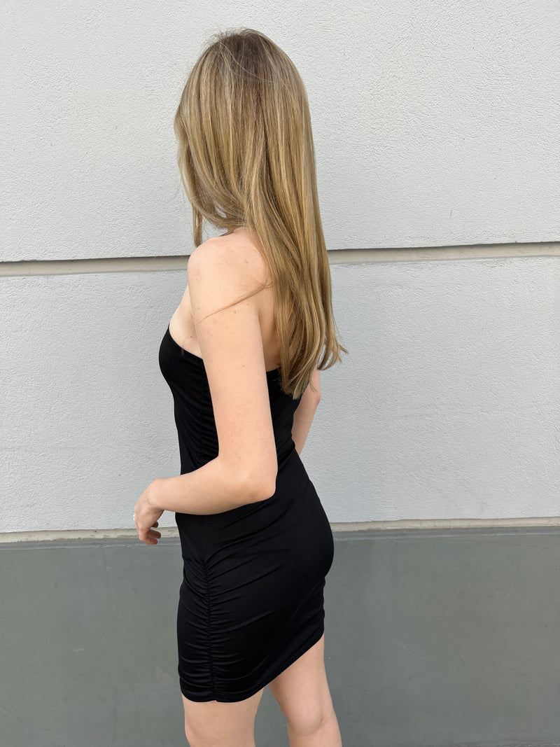 czarna sukienka na jedno ramię